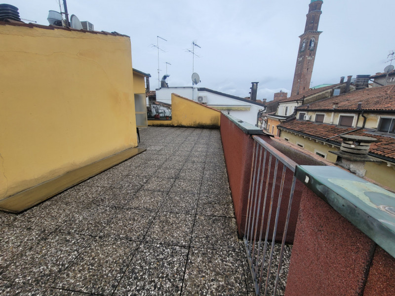AFFITTIAMO ELEGANTE BICAMERE NEL CUORE DEL CENTRO STORICO, a soli 100 metri da Piazza dei Signori...