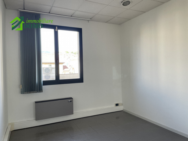 UFFICIO DI RAPPRESENTANZA NEL CUORE DI SCHIO CON BOX AUTO – DISPONIBILE ANCHE CON AFFITTO A RISCA...