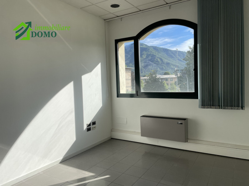 UFFICIO DI RAPPRESENTANZA NEL CUORE DI SCHIO CON BOX AUTO – DISPONIBILE ANCHE CON AFFITTO A RISCA...