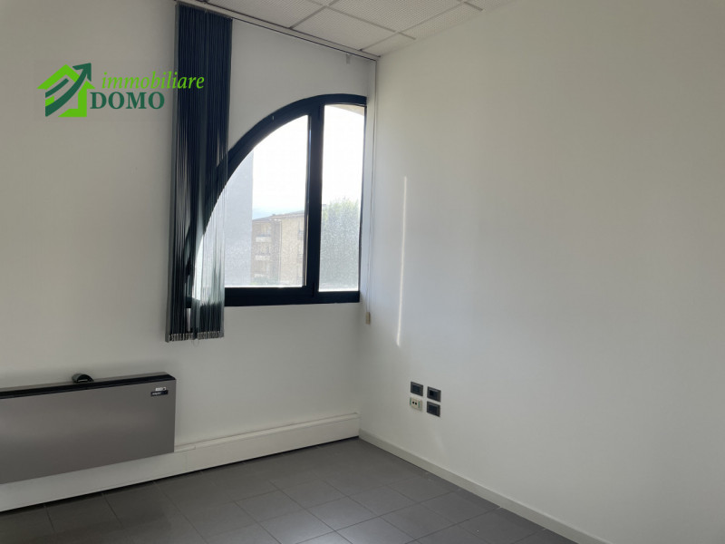 UFFICIO DI RAPPRESENTANZA NEL CUORE DI SCHIO CON BOX AUTO – DISPONIBILE ANCHE CON AFFITTO A RISCA...