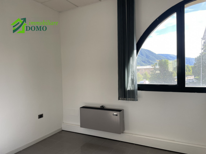 UFFICIO DI RAPPRESENTANZA NEL CUORE DI SCHIO CON BOX AUTO – DISPONIBILE ANCHE CON AFFITTO A RISCA...