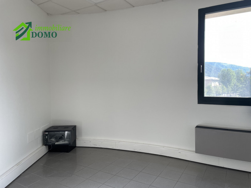 UFFICIO DI RAPPRESENTANZA NEL CUORE DI SCHIO CON BOX AUTO – DISPONIBILE ANCHE CON AFFITTO A RISCA...