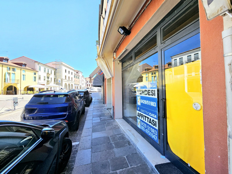 Proponiamo in vendita in centro a Este, elegante negozio di circa 80 mq, situato in una delle pia...