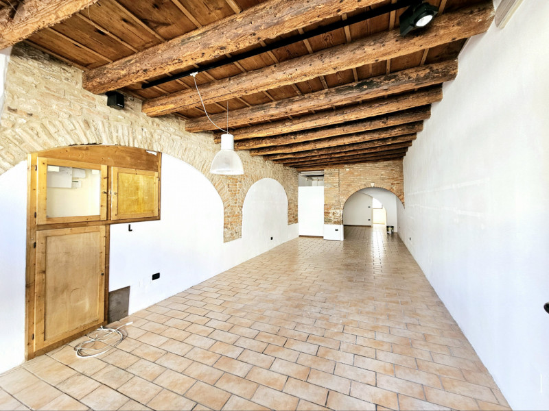 Proponiamo in vendita in centro a Este, elegante negozio di circa 80 mq, situato in una delle pia...