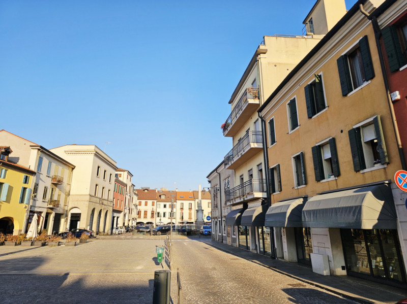 Proponiamo in vendita in centro a Este, elegante negozio di circa 80 mq, situato in una delle pia...