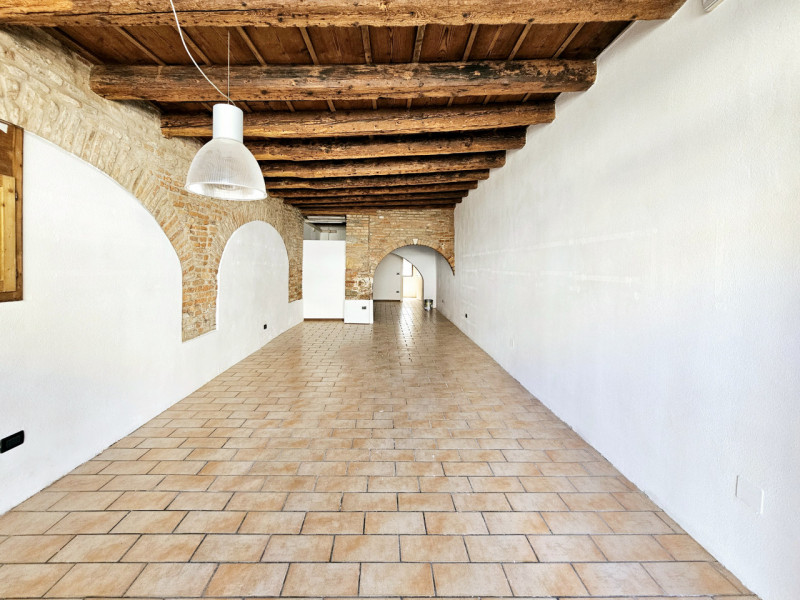 Proponiamo in affitto un elegante negozio di circa 80 mq, situato in una delle piazze centrali de...