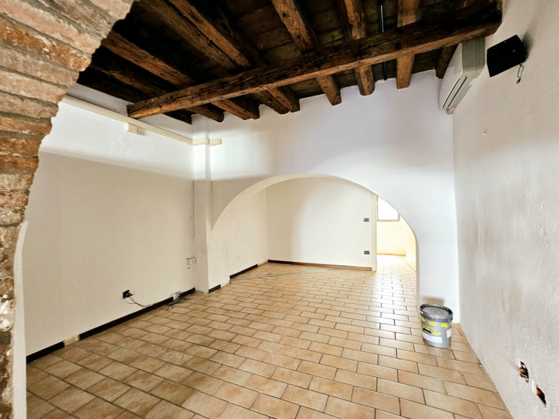 Proponiamo in affitto un elegante negozio di circa 80 mq, situato in una delle piazze centrali de...