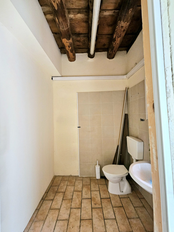 Proponiamo in affitto un elegante negozio di circa 80 mq, situato in una delle piazze centrali de...