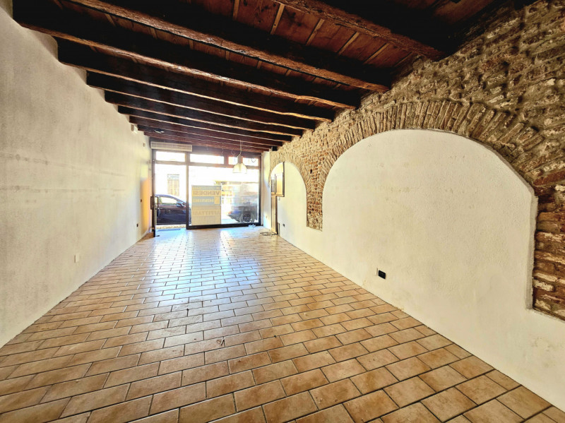Proponiamo in affitto un elegante negozio di circa 80 mq, situato in una delle piazze centrali de...