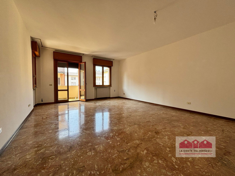 SANT'ANDREA: ELEGANTE TRICAMERE AL QUARTO PIANO CON ASCENSORE, TERRAZZA, GARAGE, CANTINA E POSTO ...