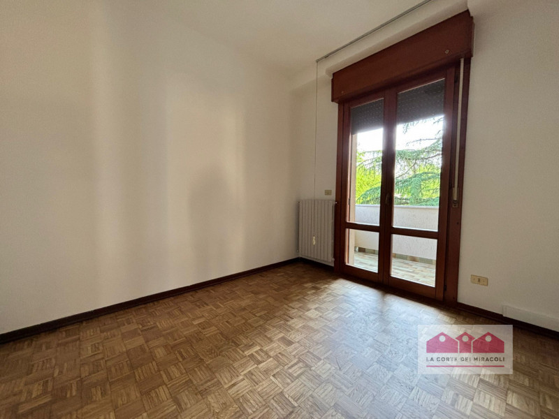 SANT'ANDREA: ELEGANTE TRICAMERE AL QUARTO PIANO CON ASCENSORE, TERRAZZA, GARAGE, CANTINA E POSTO ...