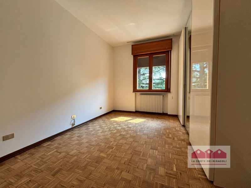 SANT'ANDREA: ELEGANTE TRICAMERE AL QUARTO PIANO CON ASCENSORE, TERRAZZA, GARAGE, CANTINA E POSTO ...