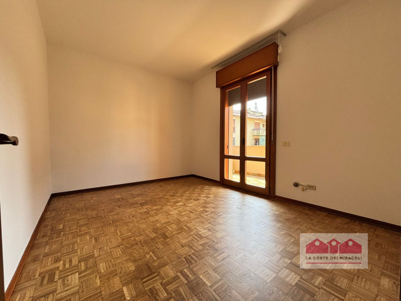 SANT'ANDREA: ELEGANTE TRICAMERE AL QUARTO PIANO CON ASCENSORE, TERRAZZA, GARAGE, CANTINA E POSTO ...