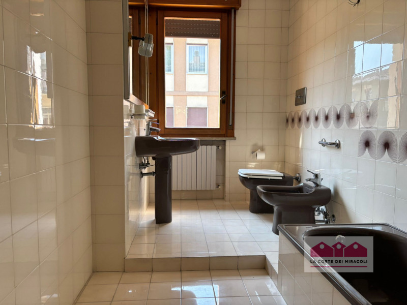 SANT'ANDREA: ELEGANTE TRICAMERE AL QUARTO PIANO CON ASCENSORE, TERRAZZA, GARAGE, CANTINA E POSTO ...