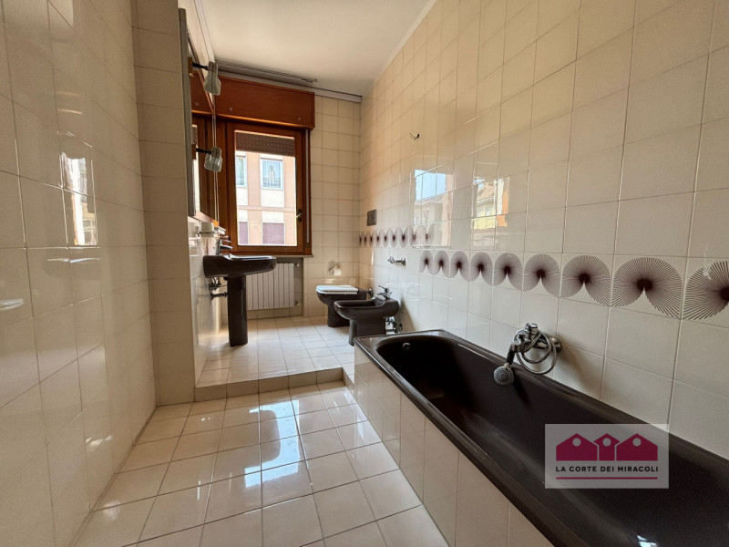 SANT'ANDREA: ELEGANTE TRICAMERE AL QUARTO PIANO CON ASCENSORE, TERRAZZA, GARAGE, CANTINA E POSTO ...