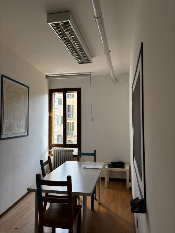 PADOVA CENTRO STORICO - VIA SAVONAROLA: Adiacente a Ponte Molino, proponiamo ufficio al primo pia...