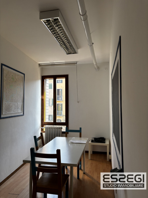 PADOVA CENTRO STORICO - VIA SAVONAROLA: Adiacente a Ponte Molino, proponiamo ufficio al primo pia...