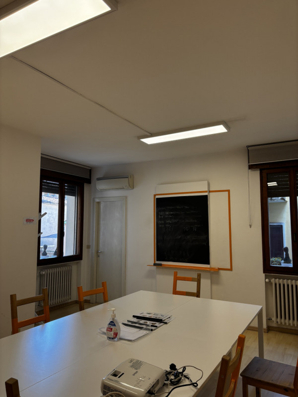 PADOVA CENTRO STORICO - VIA SAVONAROLA: Adiacente a Ponte Molino, proponiamo ufficio al primo pia...