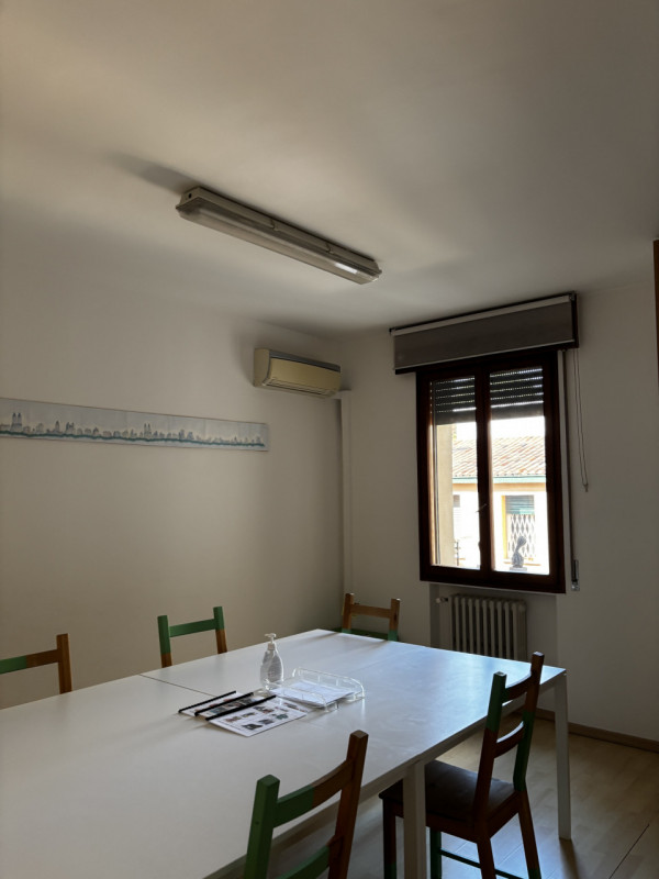 PADOVA CENTRO STORICO - VIA SAVONAROLA: Adiacente a Ponte Molino, proponiamo ufficio al primo pia...