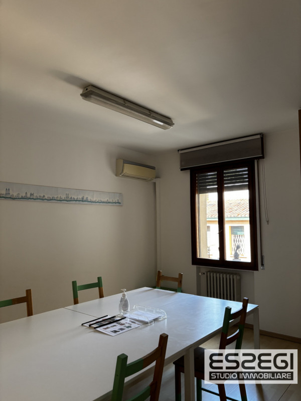 PADOVA CENTRO STORICO - VIA SAVONAROLA: Adiacente a Ponte Molino, proponiamo ufficio al primo pia...