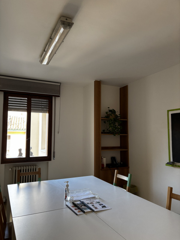 PADOVA CENTRO STORICO - VIA SAVONAROLA: Adiacente a Ponte Molino, proponiamo ufficio al primo pia...