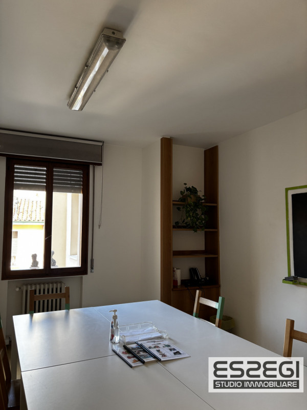 PADOVA CENTRO STORICO - VIA SAVONAROLA: Adiacente a Ponte Molino, proponiamo ufficio al primo pia...