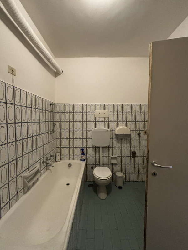 PADOVA CENTRO STORICO - VIA SAVONAROLA: Adiacente a Ponte Molino, proponiamo ufficio al primo pia...