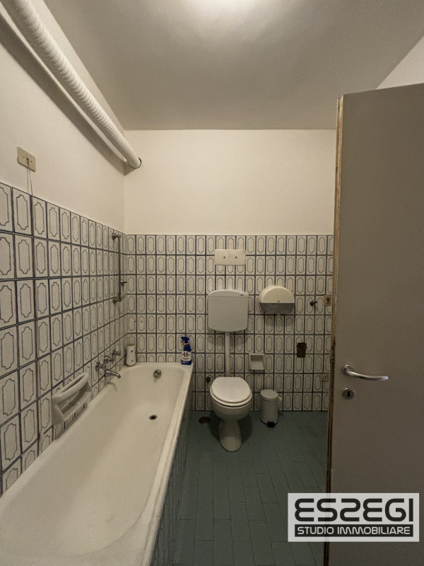 PADOVA CENTRO STORICO - VIA SAVONAROLA: Adiacente a Ponte Molino, proponiamo ufficio al primo pia...