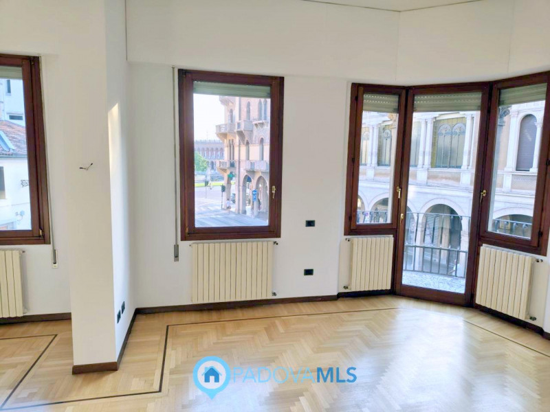 Immobile in esclusiva al Gruppo Padova MLS

Padova, zona Santo: in locazione si propone appartame...