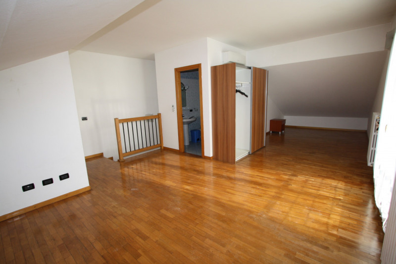 VILLATORA DI SAONARA Comoda a Camin e a tutti i servizi, all'interno di un complesso dei primi an...