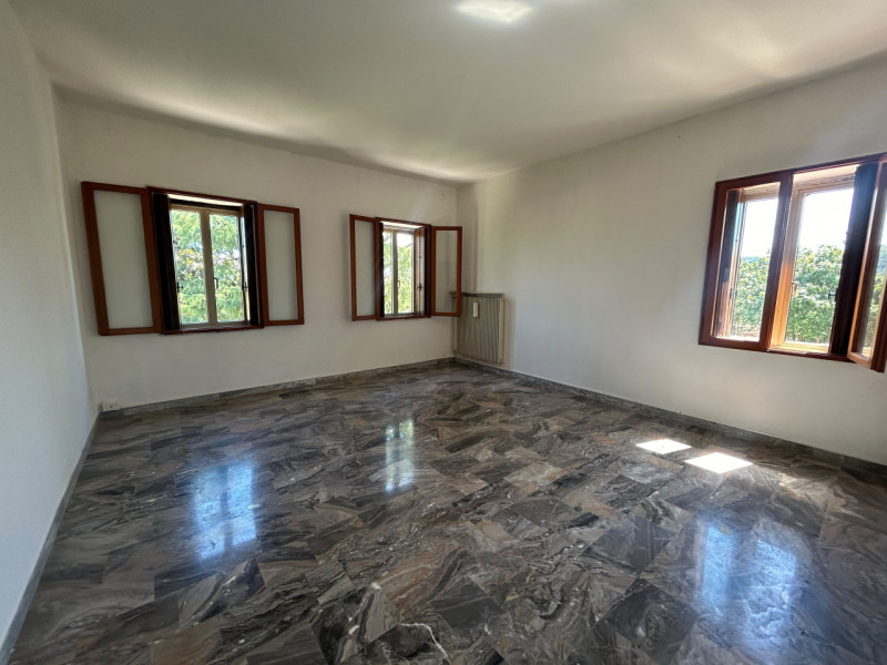 CASALE

In contesto signorile e riservato di sole 3 unità, proponiamo in locazione ampio e lumino...