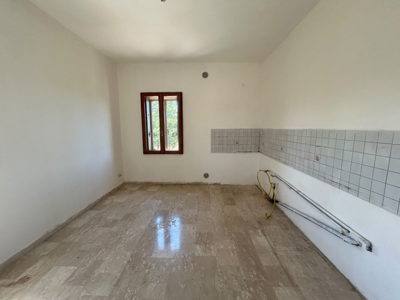CASALE

In contesto signorile e riservato di sole 3 unità, proponiamo in locazione ampio e lumino...