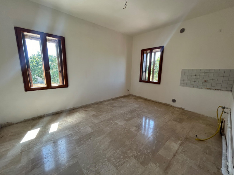 CASALE

In contesto signorile e riservato di sole 3 unità, proponiamo in locazione ampio e lumino...