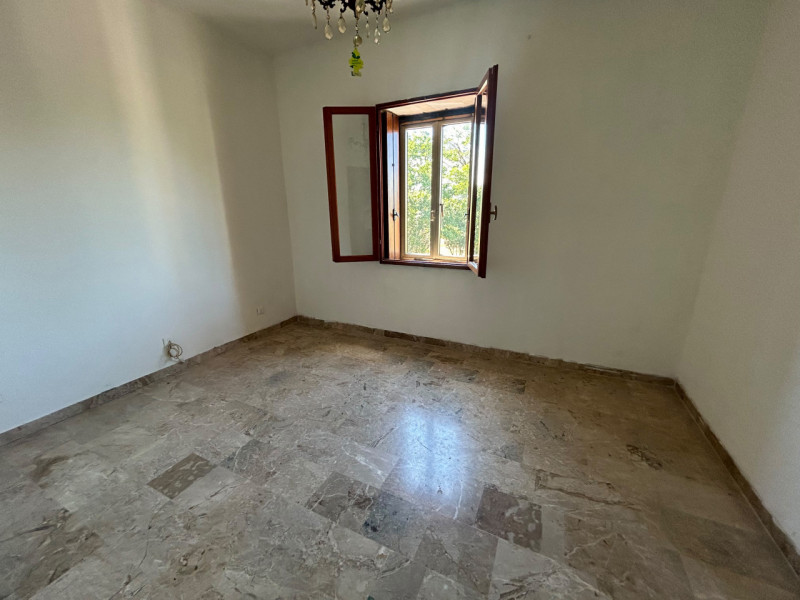 CASALE

In contesto signorile e riservato di sole 3 unità, proponiamo in locazione ampio e lumino...