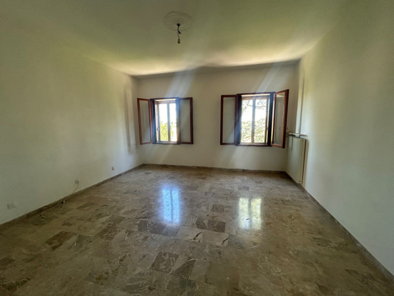 CASALE

In contesto signorile e riservato di sole 3 unità, proponiamo in locazione ampio e lumino...