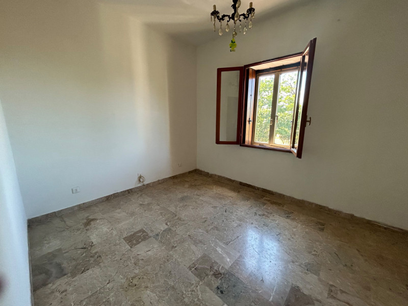 CASALE

In contesto signorile e riservato di sole 3 unità, proponiamo in locazione ampio e lumino...