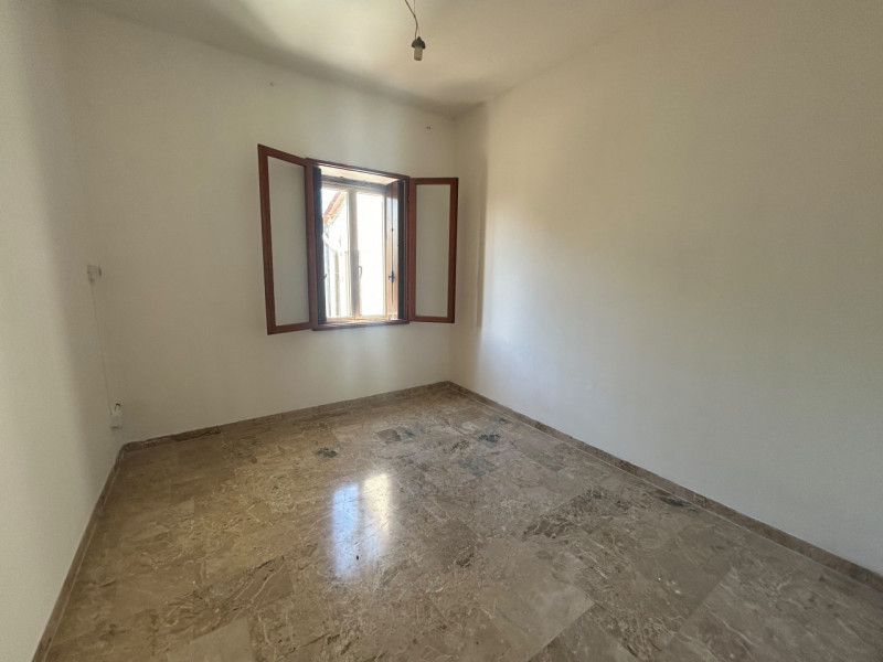 CASALE

In contesto signorile e riservato di sole 3 unità, proponiamo in locazione ampio e lumino...