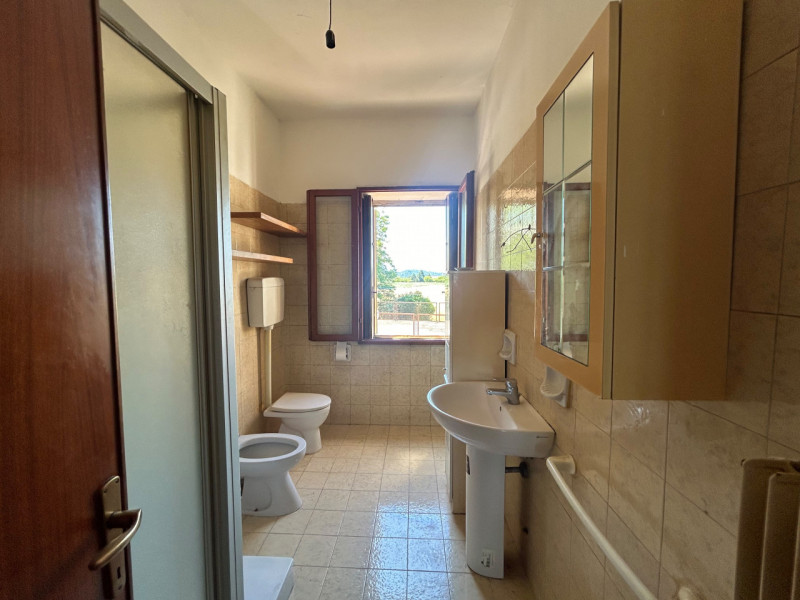 CASALE

In contesto signorile e riservato di sole 3 unità, proponiamo in locazione ampio e lumino...