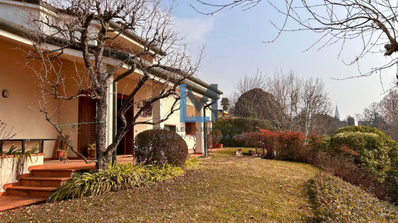 In esclusivo contesto residenziale a Montebelluna proponiamo in vendita signorile villa residenzi...