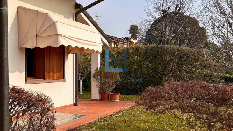 In esclusivo contesto residenziale a Montebelluna proponiamo in vendita signorile villa residenzi...