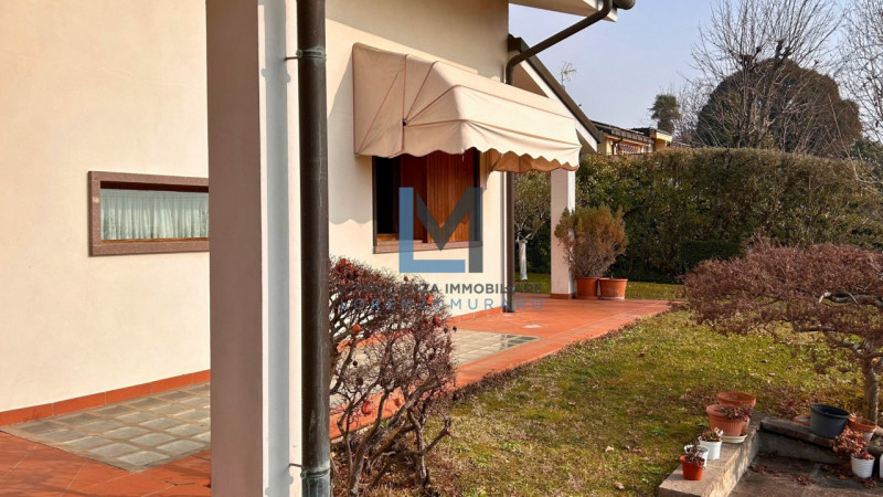 In esclusivo contesto residenziale a Montebelluna proponiamo in vendita signorile villa residenzi...