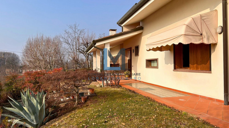 In esclusivo contesto residenziale a Montebelluna proponiamo in vendita signorile villa residenzi...