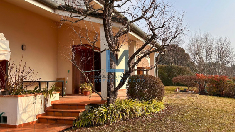 In esclusivo contesto residenziale a Montebelluna proponiamo in vendita signorile villa residenzi...