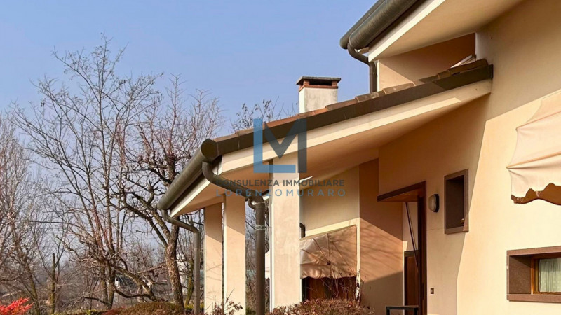 In esclusivo contesto residenziale a Montebelluna proponiamo in vendita signorile villa residenzi...