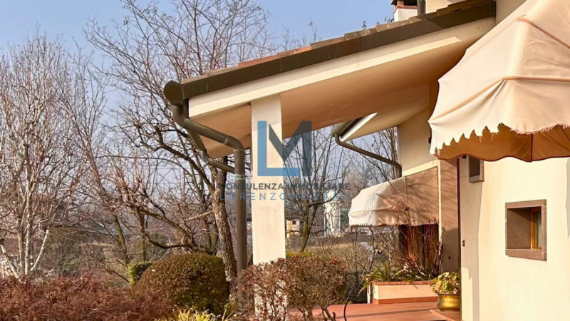 In esclusivo contesto residenziale a Montebelluna proponiamo in vendita signorile villa residenzi...