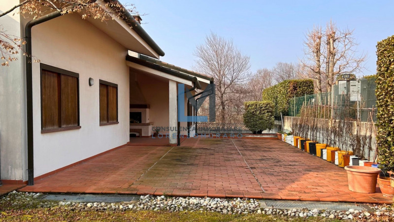 In esclusivo contesto residenziale a Montebelluna proponiamo in vendita signorile villa residenzi...