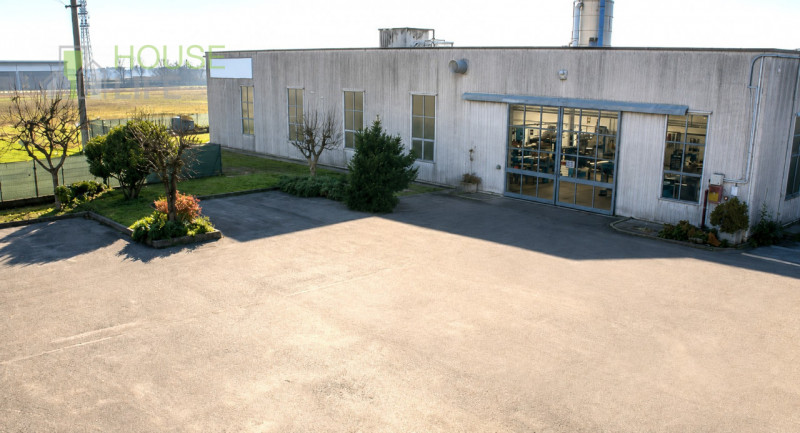 THIENE: CAPANNONE ARTIGIANALE LOCATO di 450 mq totali, di cui circa 65 mq di uffici, 65 di locali...