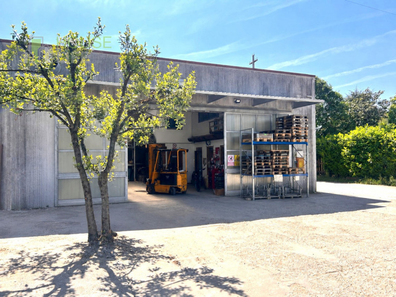 THIENE: CAPANNONE ARTIGIANALE LOCATO di 450 mq totali, di cui circa 65 mq di uffici, 65 di locali...