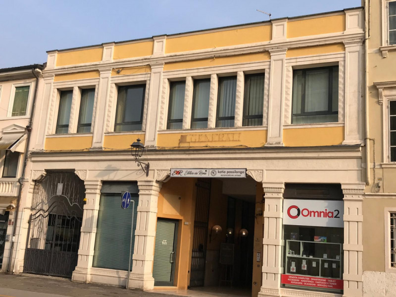 Situato nel centro storico di Lonigo, proponiamo in vendita un ufficio al primo piano con soppalc...