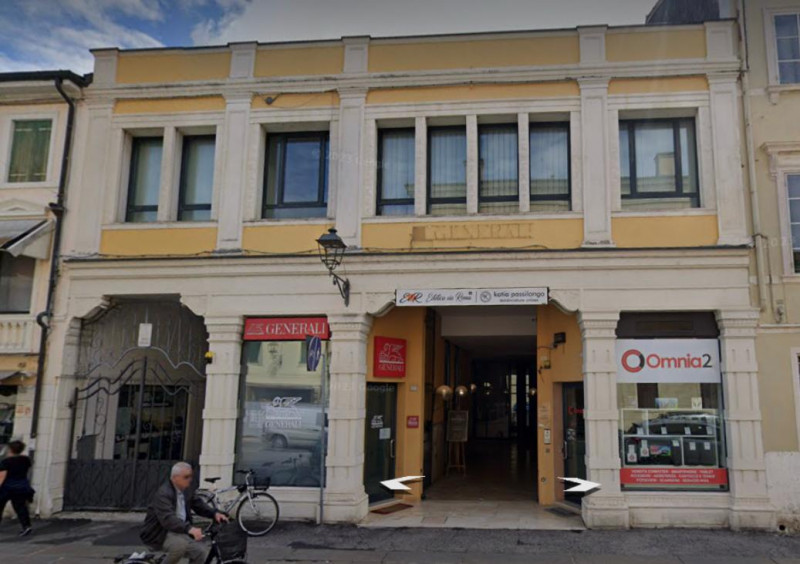 Situato nel centro storico di Lonigo, proponiamo in vendita un ufficio al primo piano con soppalc...